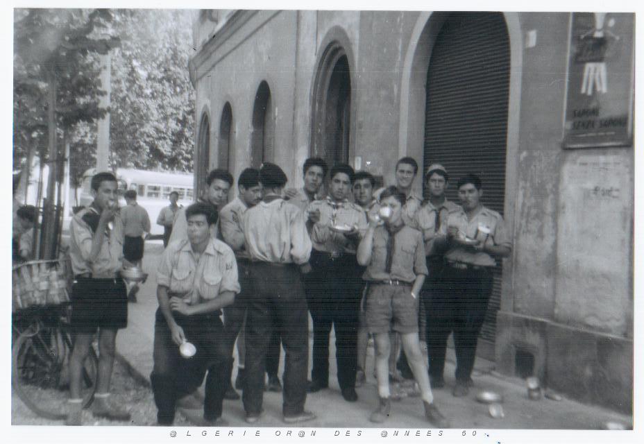 EIF D ORANIE 66 jacquie au centre avec son assiete (scout).jpg
